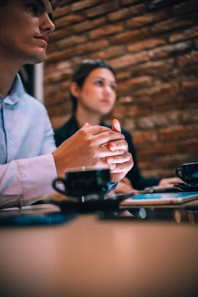 Glückliches Millennial Paar Hört Seinem Finanzberater Beim Kaffeetrinken Aufmerksam — Stockfoto