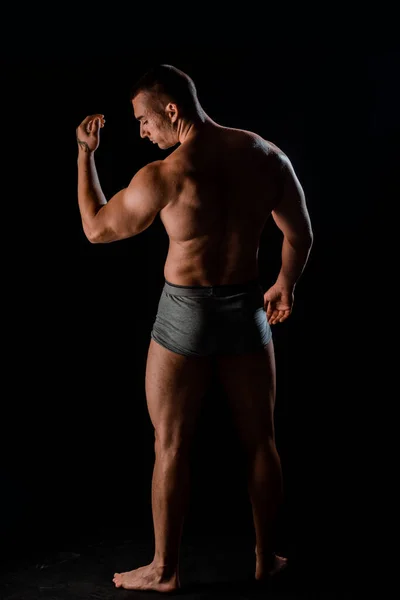 英俊健壮的男模健美运动员准备健身训练 演播室拍摄黑色背景 — 图库照片