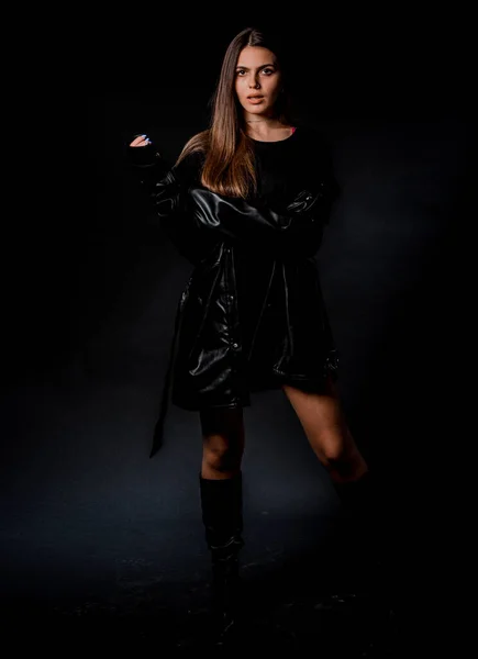 Portré Egy Gyönyörű Női Modell Pózol Trendi Fekete Ruhák — Stock Fotó