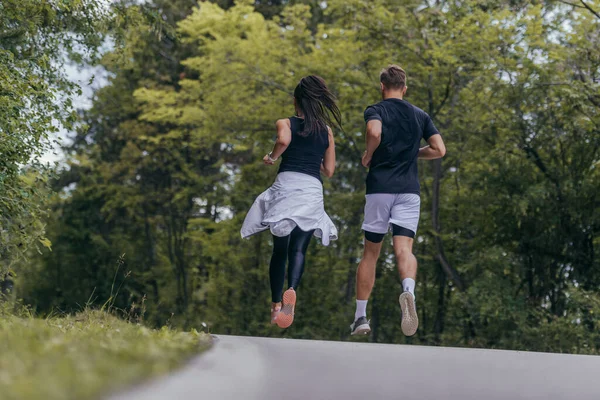 Junges Fittes Paar Läuft Auf Laufstraße Wald — Stockfoto