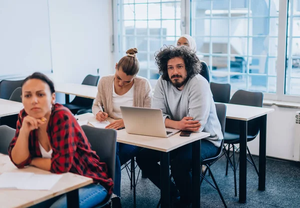 Grupo Colegas Trabalho Tendo Plano Negócios Discussão Seu Escritório — Fotografia de Stock