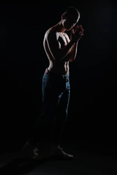 Silhouet Foto Van Een Hete Shirtloze Gespierde Man Poseren Jeans — Stockfoto