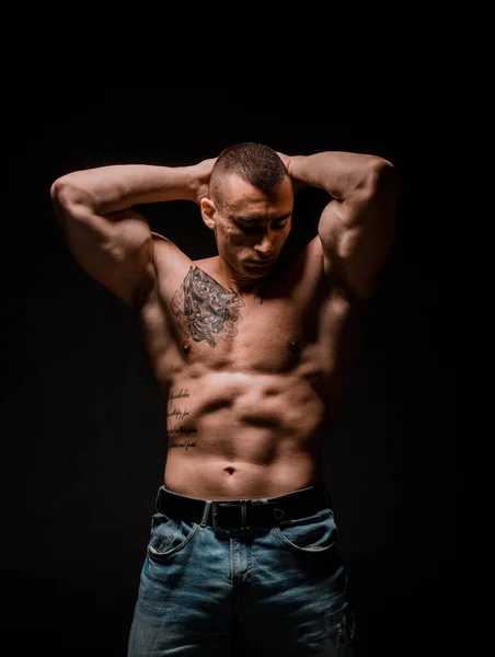 Porträt Eines Jungen Muskulösen Mannes Lässt Seine Muskeln Auf Dunklem — Stockfoto