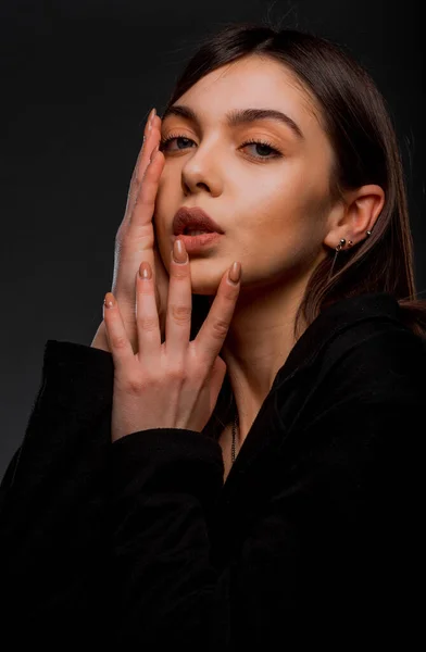 Body Shot Una Mujer Elegante Posando Chaqueta Negra Moda — Foto de Stock