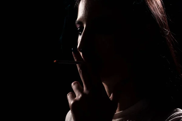 Grave Jovem Mulher Escuro Preto Fundo Fumar — Fotografia de Stock