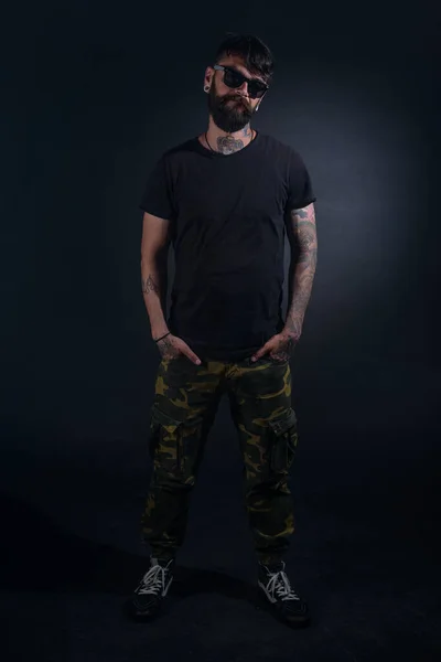 Brodaty Model Męski Tatuażami Rękami Kieszeni Ubrany Czarny Shirt Okulary — Zdjęcie stockowe