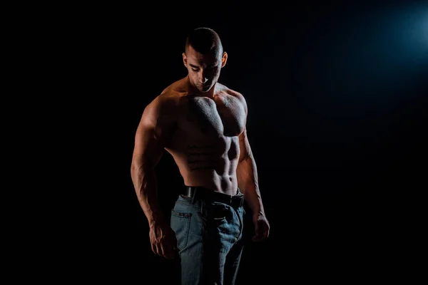 Porträtt Ung Muskulös Man Spänner Musklerna Mörk Bakgrund — Stockfoto