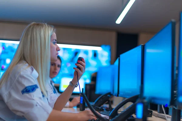 Colleghi Operatori Data Center Sicurezza Felici Colleghi Che Sorridono Monitorano — Foto Stock