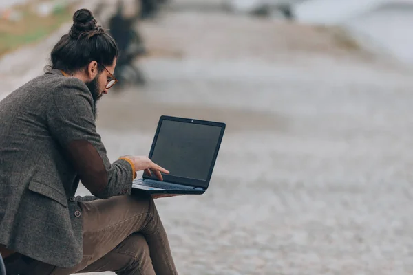 Hipster Mann Modernem Outfit Während Einer Arbeit Laptop — Stockfoto