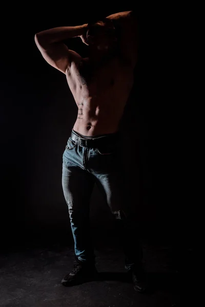 Retrato Jovem Homem Muscular Está Flexionando Seus Músculos Fundo Escuro — Fotografia de Stock