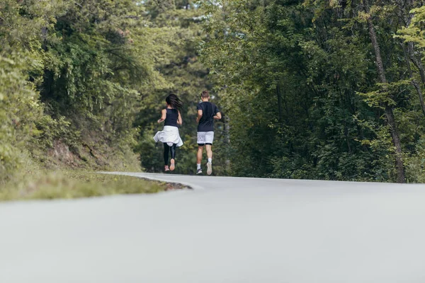 Jóvenes Forma Pareja Ateltes Corriendo Carretera Bosque —  Fotos de Stock