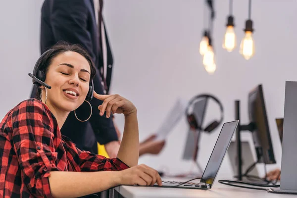 Retrato Una Hermosa Mujer Joven Con Auriculares Sonriendo Mientras Trabaja —  Fotos de Stock