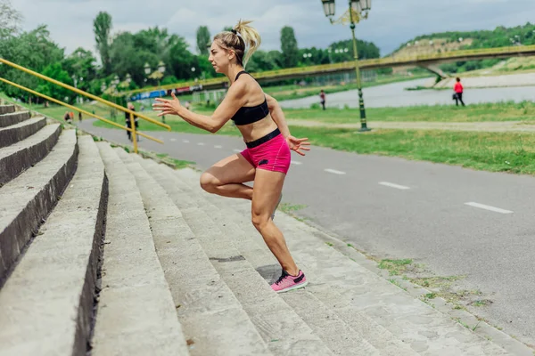 Apto Atleta Saudável Mulher Bonita Sportswear Apertado Pulando Escadas Aquecendo — Fotografia de Stock