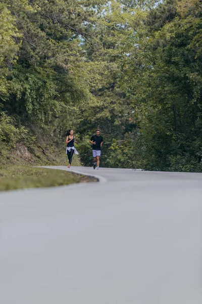 二人は隣の通りを走っている フィット感 健康的なコンセプト — ストック写真