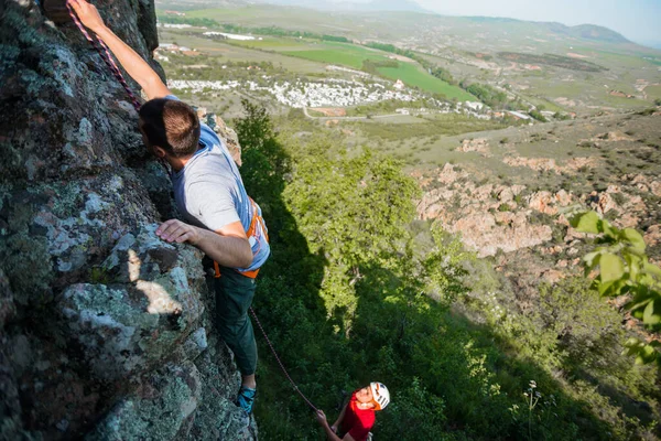 Mężczyzna Rockclimber Wspiąć Się Stromą Górę Dołączony Liny Uprząż Patrząc — Zdjęcie stockowe