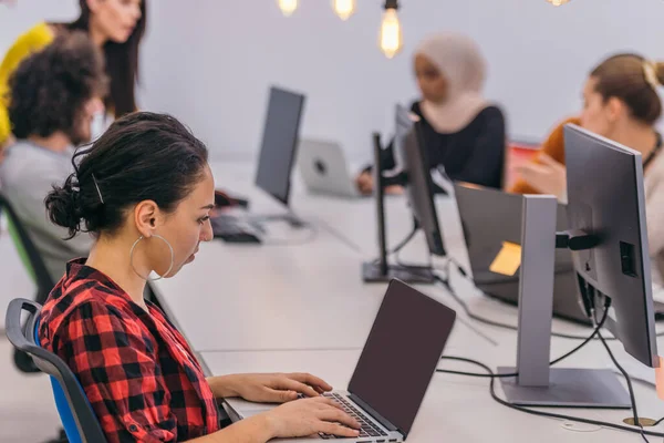 Yoğunlaşmış Kadını Ofiste Oturuyor Laptopuyla Çalışıyor — Stok fotoğraf