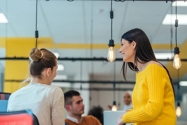 Jonge Collega Praten Met Elkaar Terwijl Een Bureau Leunen Een — Stockfoto