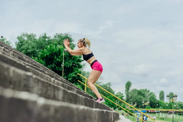 Apto Atleta Saudável Mulher Bonita Sportswear Apertado Pulando Escadas Aquecendo — Fotografia de Stock