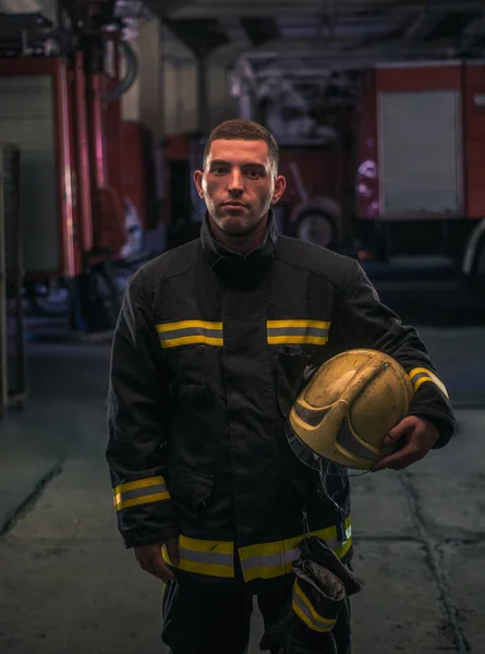 Retrato Joven Bombero Parado Dentro Estación Bomberos —  Fotos de Stock