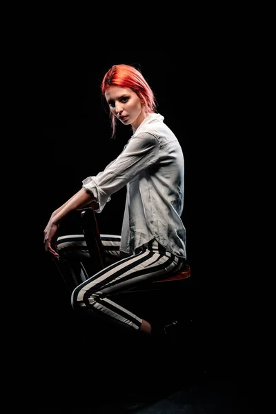 Stilvolle Junge Frau Trägt Streifenhose Während Sie Modernen Studio Auf — Stockfoto