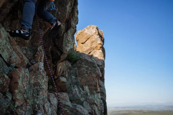 フッククライミングの壁のための特別な靴で登山者の足のクローズアップ — ストック写真