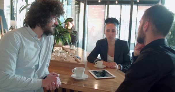 Olika Arbetskamrater Diskuterar Ett Projekt Kaffebar Lunchrasten — Stockvideo