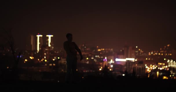 Silueta Bailarín Bailando Noche Colina Frente Las Luces Ciudad Imágenes — Vídeos de Stock
