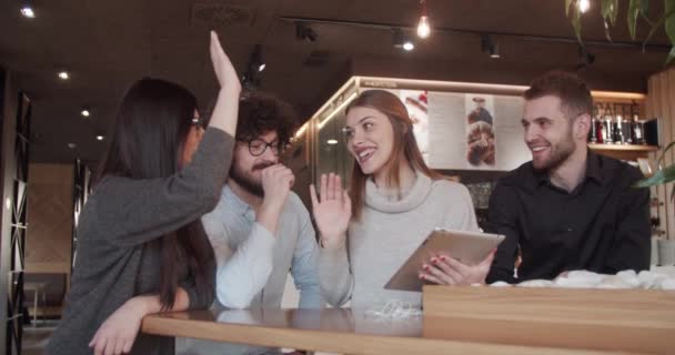 Jóvenes Colegas Bar Café Discutiendo Para Proyecto Sobre Café — Vídeos de Stock