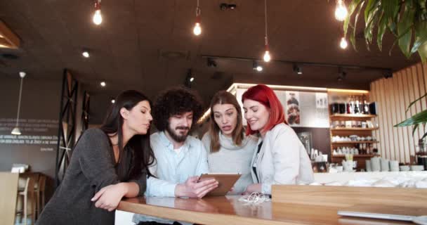 Jóvenes Colegas Bar Cafetería Discutiendo Para Proyecto Sobre Café — Vídeos de Stock