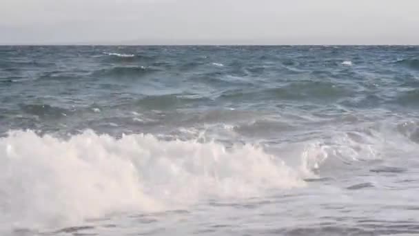Gelombang Menghancurkan Pantai Saat Matahari Terbenam Yunani — Stok Video