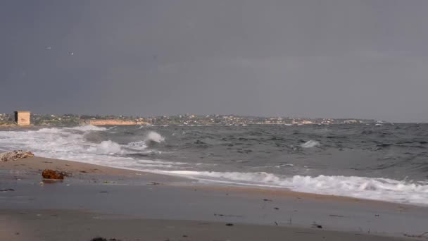 Gelombang Menghancurkan Pantai Saat Matahari Terbenam Yunani — Stok Video