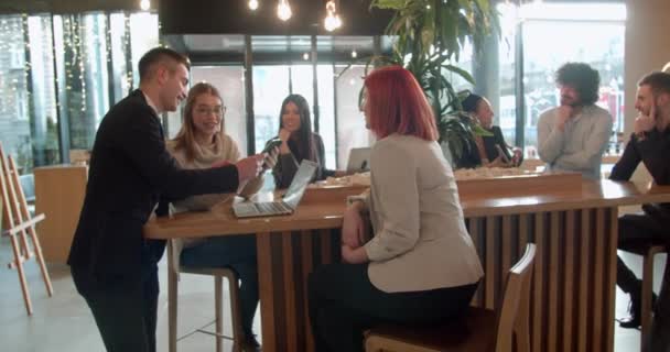 Jóvenes Colegas Discutiendo Proyecto Una Cafetería Hora Del Almuerzo — Vídeos de Stock