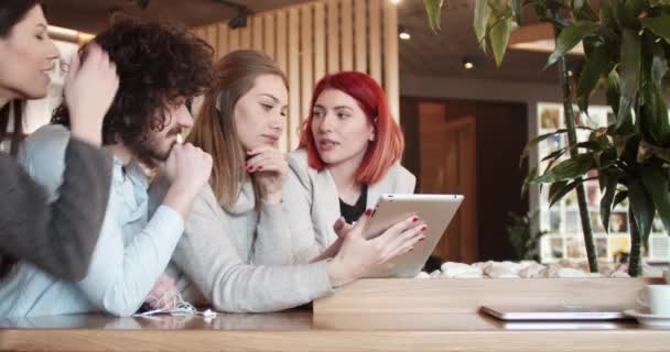 Junge Kollegen Einer Höhlenbar Diskutieren Bei Einem Kaffee Über Ein — Stockvideo