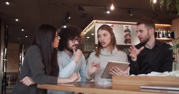 Jóvenes Colegas Bar Cafetería Discutiendo Para Proyecto Sobre Café — Vídeos de Stock