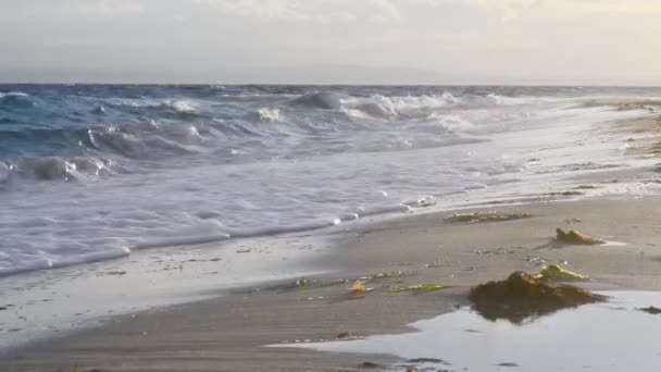 Bølger Som Knuses Stranden Solnedgang Hellas – stockvideo