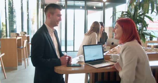 Olika Arbetskamrater Diskuterar Ett Projekt Kaffebar Lunchrasten — Stockvideo