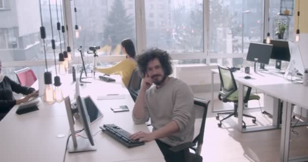 Des Gens Origines Ethniques Diverses Qui Travaillent Dans Bureau Moderne — Video