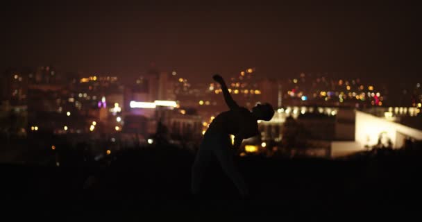 Silueta Unui Dansator Sex Masculin Dansând Noaptea Deal Fața Luminii — Videoclip de stoc