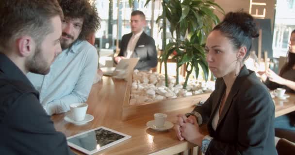 Diverse Team Kolleger Diskuterer Projekt Kaffebar Frokostpausen – Stock-video