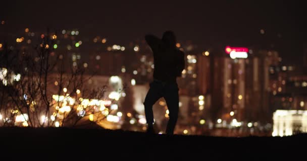 Silueta Unui Dansator Sex Masculin Dansând Noaptea Deal Fața Luminii — Videoclip de stoc