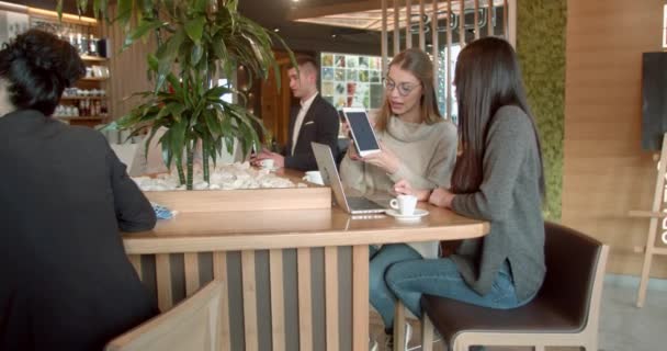 Unga Kollegor Diskuterar Ett Projekt Kaffebar Lunchrasten — Stockvideo