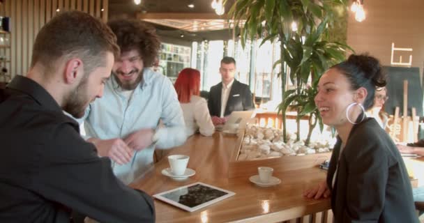 ランチの休憩時にコーヒーバーでプロジェクトを議論する多様な同僚のチーム — ストック動画