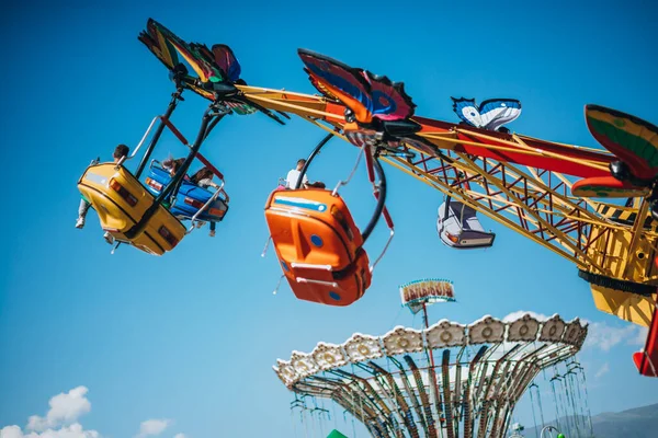Cores Vibrantes Passeio Chair Planes Carnaval — Fotografia de Stock