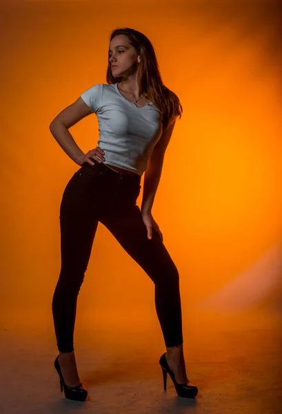 Retrato Una Hermosa Mujer Elegante Posando Sobre Fondo Naranja — Foto de Stock