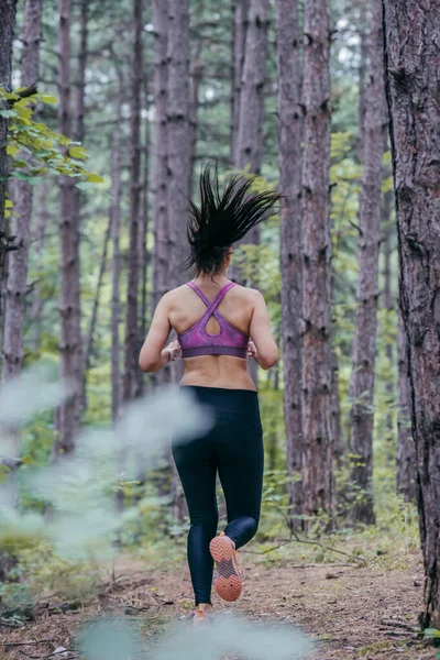 Foto Van Rug Van Jonge Sportieve Vrouw Rennend Door Het — Stockfoto