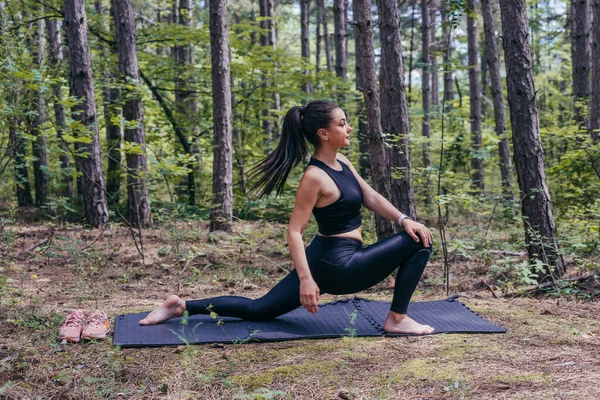 Mujer Deportiva Joven Sana Está Haciendo Splits Una Estera Yoga — Foto de Stock