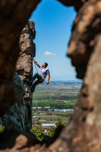 Homme Grimpe Rocher Sur Fond Beau Paysage Montagne — Photo