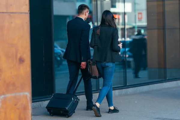 Pareja Negocios Colegas Caminando Largo Futurista Estación Moderna Aeropuerto Mientras —  Fotos de Stock