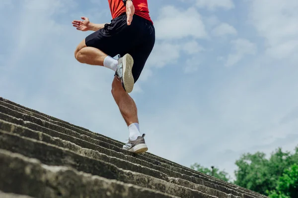 Odpowiedni Męski Sportowiec Wykonujący Trening Schodów Biegający Schodach Wspinaczkowych Wykonujący — Zdjęcie stockowe