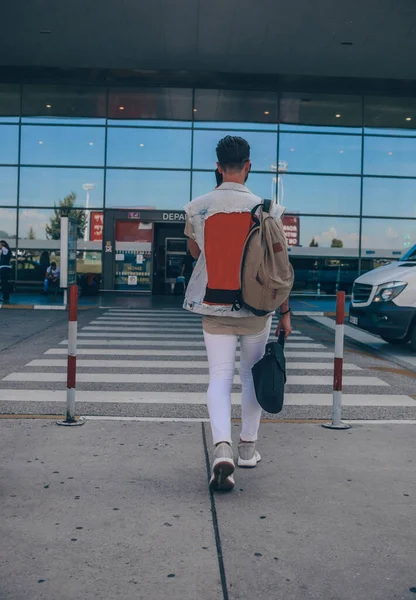 Adulto Joven Guapo Con Equipaje Caminando Aeropuerto —  Fotos de Stock